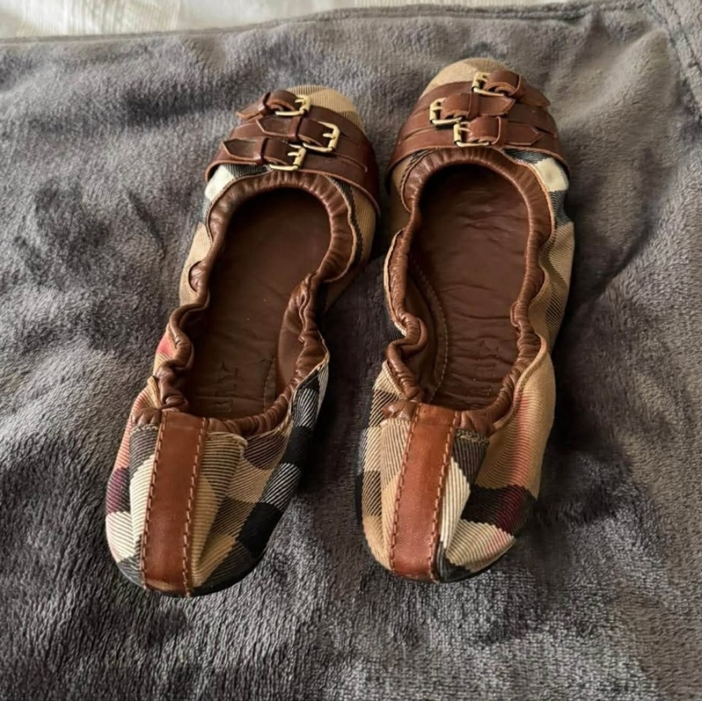Burberry Women's Plaid Flats with Brown Accents - Picture 2 of 5